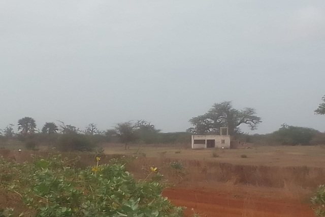 Terrain de 13 hectares au bord de l&rsquo;autoroute A1 vers Sindia-Mbour