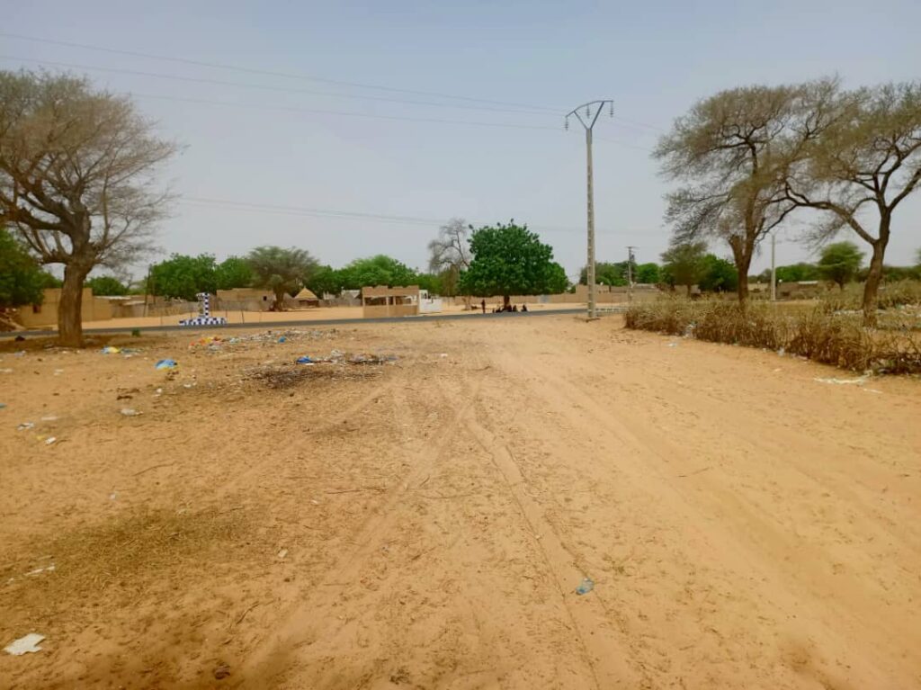 Terrain de 2,44 en bordure de route vers Sagata